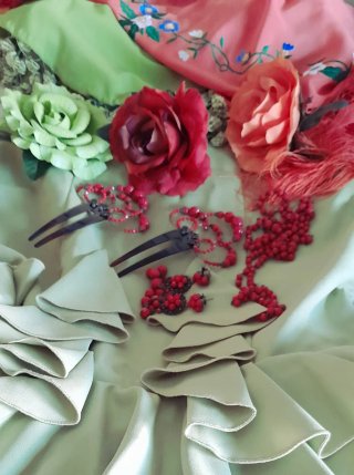 Traje de flamenca verde pistacho con accesorios