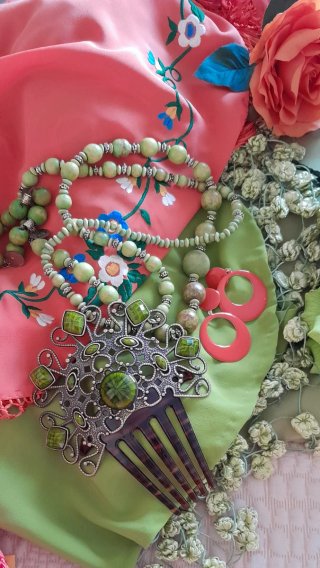 Traje de flamenca verde pistacho con accesorios