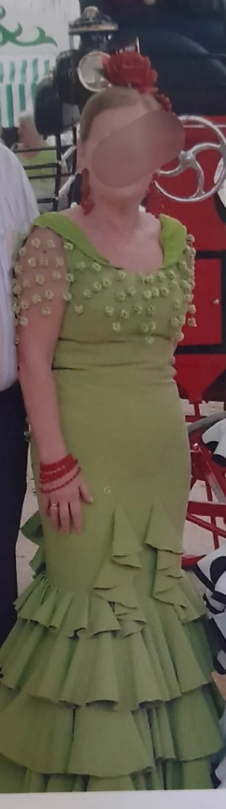 Traje de flamenca verde pistacho con accesorios