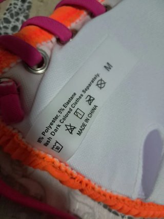 Costume arancione con lacci fucsia