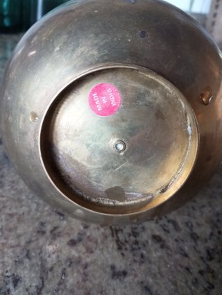 Tetera de bronce tallada