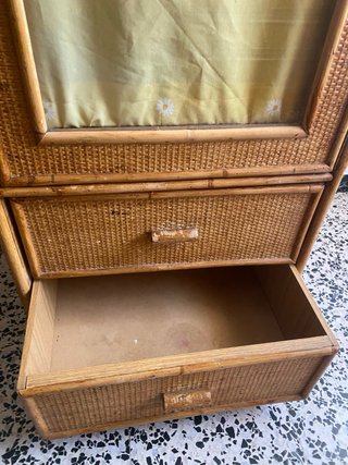 Mueble de bambú y mimbre