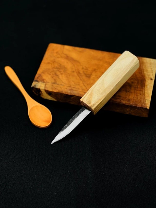Cuchillo artesanal para tallar madera