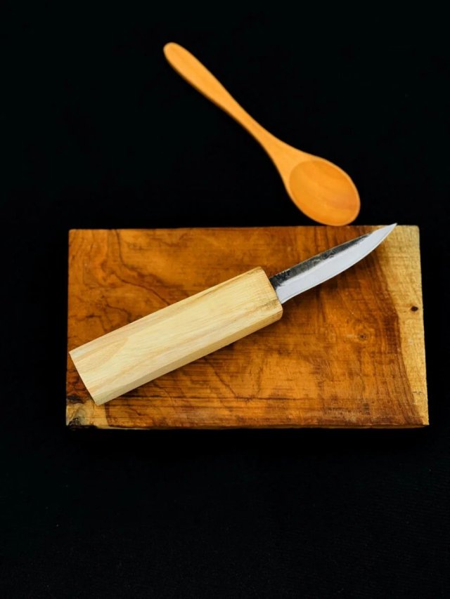 Cuchillo artesanal para tallar madera
