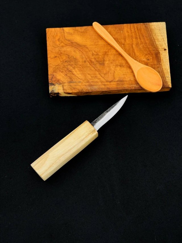 Cuchillo artesanal para tallar madera