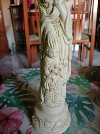 Figura china resina antigua tallada