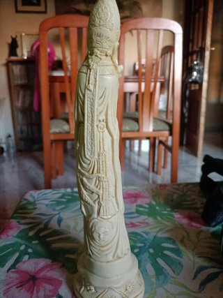Figura china resina antigua tallada