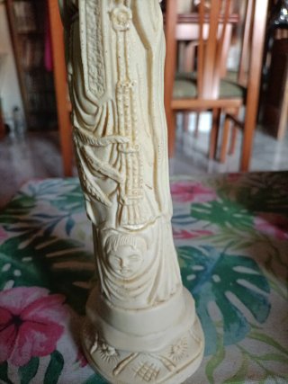 Figura china resina antigua tallada