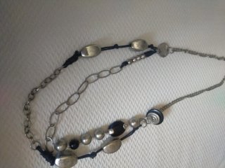 Collar bisutería plateado y negro