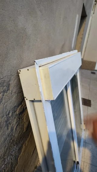 Ventana corredera blanca con persiana