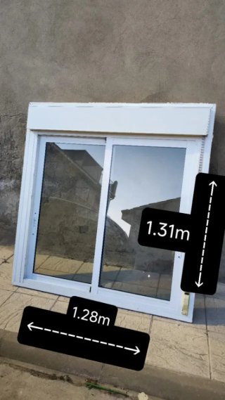 Ventana corredera blanca con persiana