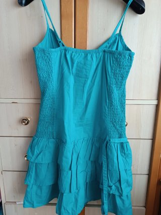 Vestido azul turquesa con volantes