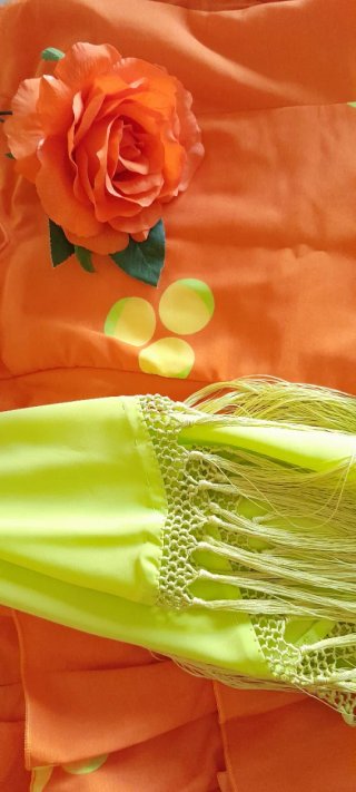 Traje Flamenca Naranja con accesorios.