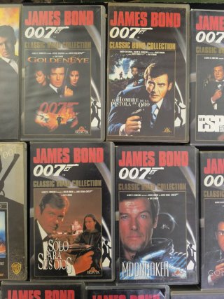 Lote 17 VHS James Bond 007