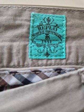 Pantalón Replay verde muy clarito. Verano