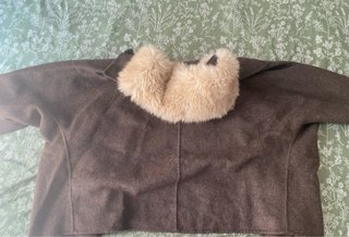 Chaqueta marrón con cuello de pelo
