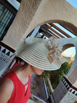 Pamela tocado pelo beige/blanco