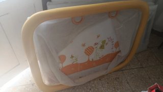 Parco giochi per bambini con design divertente di alberi e coccinelle