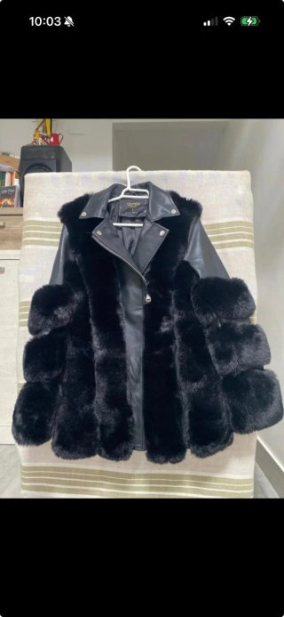 Chaqueta negra de pelo sintético