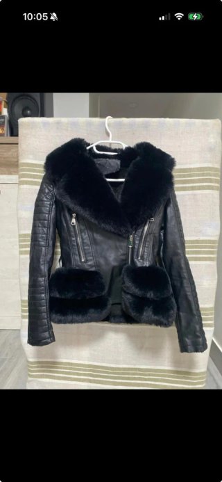 Chaqueta negra de pelo sintético