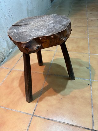 Banqueta de madera rústica 3 patas muy antigua , c