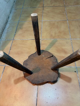 Banqueta de madera rústica 3 patas muy antigua , c