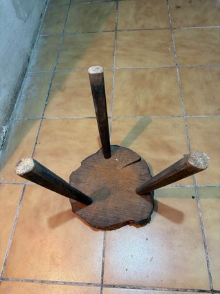 Banqueta de madera rústica 3 patas muy antigua , c