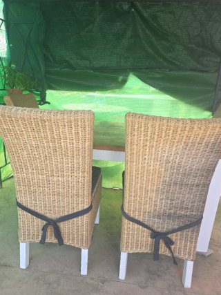 Mesa y 4 Sillas Mimbre y Madera