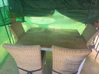 Mesa y 4 Sillas Mimbre y Madera