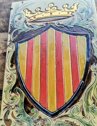 Baldosa decorativa escudo corona