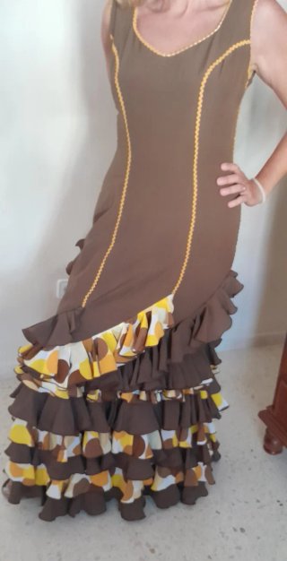 Traje de flamenca marrón con varios accesorios