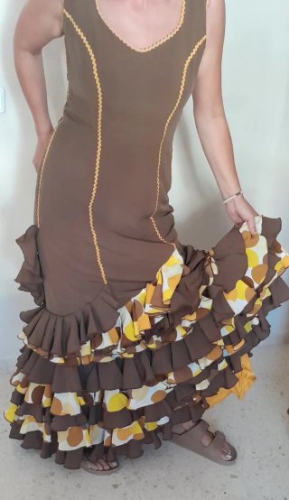 Traje de flamenca marrón con varios accesorios