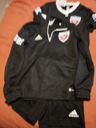 Equipación deportiva Adidas DV7  Talla 7-8 años