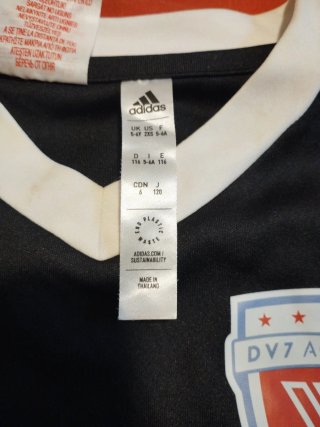 Equipación deportiva Adidas DV7  Talla 7-8 años
