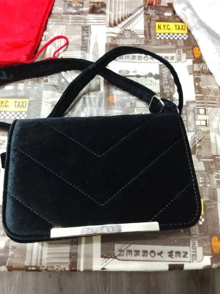 Bolso de mano negro de terciopelo