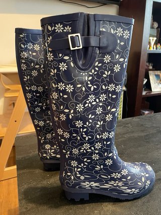 Botas de agua azules con flores blancas