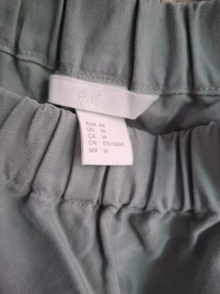 Blusa H&M verde hombros descubiertos