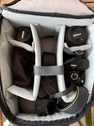 Cámara Nikon D3100 + Accesorios casi nueva.