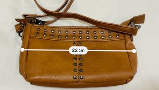 Bolso marrón con tachuelas