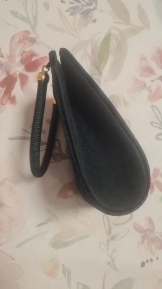 Elegante bolso de terciopelo negro