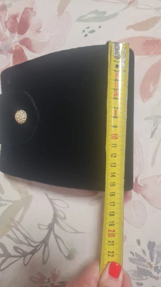 Elegante bolso de terciopelo negro