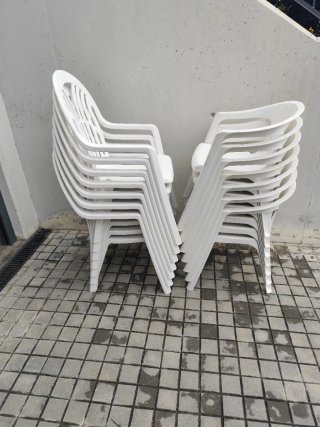 Sillas de jardín blancas de plástico
