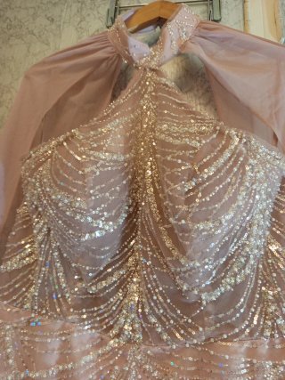 Vestido de fiesta dorado y rosa