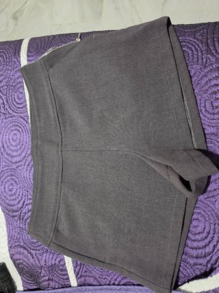 Pantalones cortos grises con cremallera en el lado