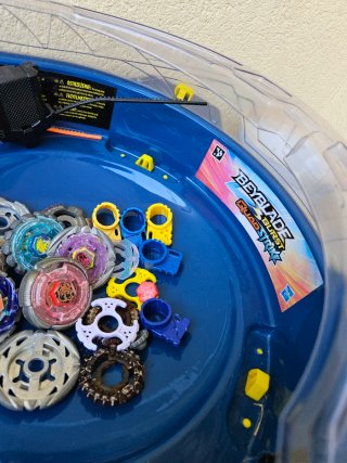 Lote Beyblade 9 Tops + Burst QuadStrike Estádio