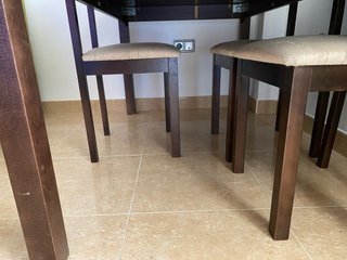 Mesa de comedor y sillas oscuras,