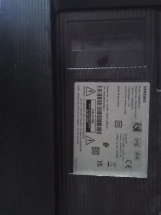 Televisión negra con pantalla rota