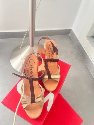 Sandalias Cabrera Talla 37 Marrón y Dorado