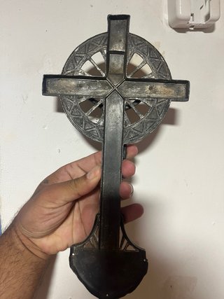 Cruz antigua de metal con Cristo