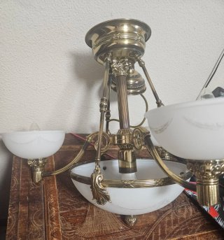 Lámpara de techo antigua dorada y blanca